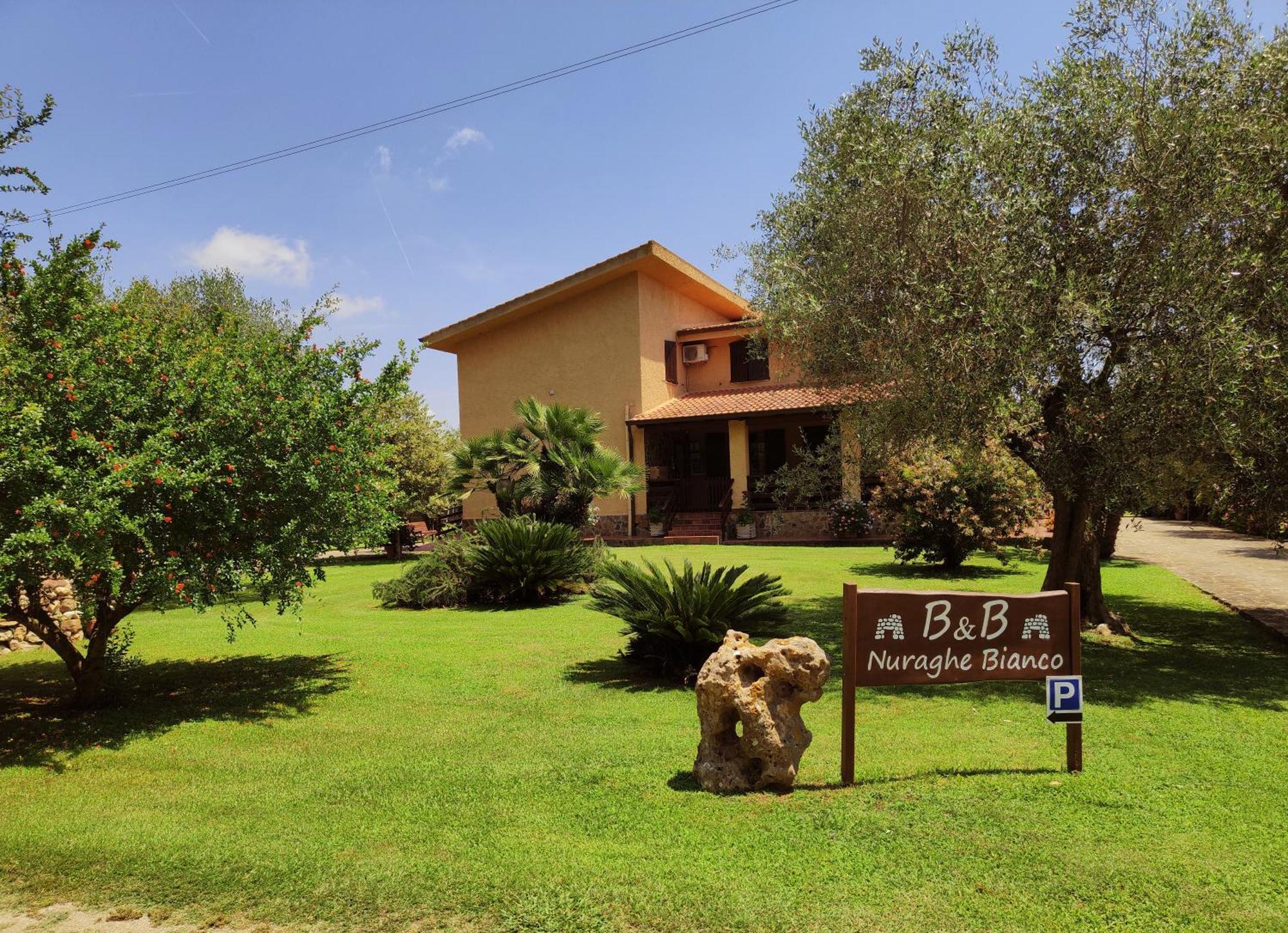 Nuraghe Bianco Bed & Breakfast Santa Maria la Palma Bagian luar foto