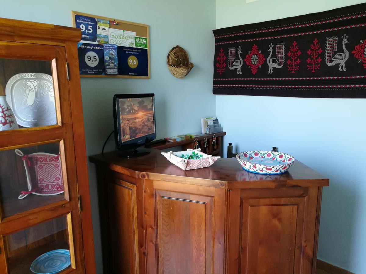 Nuraghe Bianco Bed & Breakfast Santa Maria la Palma Bagian luar foto